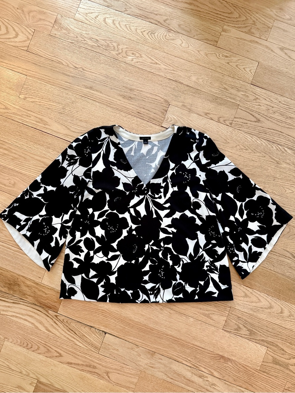 Ann Taylor Black & White Floral V-Neck Women's Top Blouse Large